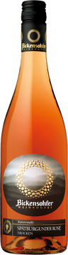 Blutorangenfarben. Zitrus, Orange,    Aprikose,Karamell und grüne Kräuter im Duft. Am Gaumen Mirabellen und Hagebutten. Leichte Säure, leichter Körper, kühl und zart.
Perfekt für leichte Sommersalate, Gambas vom Grill, zur vegetarischen Küche, zum Grillabend oder, einfach „solo“ an einem schönen Sommerabend im Garten.
