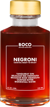 Die Farbe Rot könnte nicht symbolischer für den italienischen Lebensstil sein: Ferrari, Campari, Tomaten und Amore.

Und natürlich Italiens berühmtester Cocktail: Negroni.

Die Legende besagt, dass Graf Camillo Negroni 1919 seinen Freund, den Barkeeper Forsco Scarselli im Caffè Casoni (heute Caffè Giacosa) in Florenz bat, seinen Lieblingscocktail - den Americano - zu verstärken, indem er das Sodawasser durch Gin ersetzte, und das Getränk nahm Fahrt auf. Es dauerte nicht lange, bis alle auf einen Negroni in die Bar kamen.

Camillo Negroni selbst reiste in seinen Zwanzigern durch Amerika und führte eine Zeit lang das Leben eines Cowboys. Er lebte auch in der Gin Capital London, was dazu führte, dass er einen der kultigsten Cocktails aller Zeiten kreierte.

Um  bei dem Genuss dieses bottled Cocktails wirklich nach Italien zu reisen, empfehlen wir unsere kuratierte Playlist mit italienischen Klassikern.