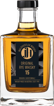 Der Whisky mit dem Mitte der 1990er Jahre unsere Erfolgsgeschichte begonnen hat strahlt goldgelb im Glas. Er wird aus einer Maische aus 60% ungemälztem Roggen und 40% Gerstenmalz hergestellt und destilliert und lagert für 15 Jahre in einem Eichenfass aus heimischer Eiche.

In der Nase begrüßt er uns mit feinen Note nach Vanille, kräftigen Roggennoten, einer würzigen Süße und Aromen nach Orange und Kräuter.

Im Mund umspielt er erst samtig die Zunge und sorgt für ein molliges Mundgefühl, bevor er am Gaumen seine ganze Würze entfaltet. Ein reifer, sehr ausgewogener Whisky mit enormen Charakter.

Im Abgang zeigt sich dann noch eine angenehme Schärfe. Noten nach Kaffee, Karamell und Haselnuss gepaart mit eine Anflug von roten Beeren und einem wuchtigen Finale von frischen Kräutern.