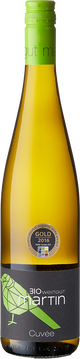 Helles Gelb
Im Duft eine Mischung aus intensiven, floralen Noten von feinen Damaszener Rosen und fruchtig exotischen Litschis, etwas Mango und sehr reifen Aprikosen. 
Im Mund mit überraschend kräftiger Statur, die durch das angenehme Moussieren frische und durch die zarte Säure eine feine Struktur erhält. Am Gaumen wiederholt sich die exotische Frucht und die floralen Anklängen mit einem Hauch Würze und einem leicht pikanten Ton im Nachhall.

Sehr duftiger Wein mit Rose und Litschi. Im Mund eine Spur würziger mit pikanten Noten im Nachhall. 
 
Perfekt für Bratkartoffeln mit Münster überbacken oder zur Quiche mit Lauch und herzhaftem Käse.