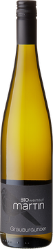 Helles Goldgelb
Klassischer Grauburgunder Duft von reifen, süßen Äpfeln, herben Birnen und etwas Honigmelone. Dazu gesellen sich typische nussige Burgundernoten und der behutsamen Holzeinsatz zeigt sich mit etwas Vanille, Nelke und Karamell im Duft.  
Im Mund präsentiert sich der eigentliche kräftige Grauburgunder dank der lebendigen Säure und dem deutlichem Moussieren deutlich straffer und frischer. Am Gaumen entstehen zartherbe Noten von Walnuss und reifem Apfel, die lange im Nachhall präsent bleiben.

Kräftiger Grauburgunder präsentiert sich mit tänzelnder Frische und klassischer Frucht und süßlichen Würznoten vom Holzausbau. 

Essensempfehlung:
Gut für kräftig gewürzte Speisen der kommenden Herbstsaison und/oder zum gebratenen Fisch oder gegrilltem Gemüse.