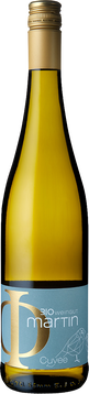 Helles Gelb
Warmer, voller Duft mit zarter Frucht von reifen Birnen und tiefen würzigen Tönen, die an Kokos und einen Hauch Lakritz erinnern. Dazu gesellen sich süßliche Nelke und etwas Tabak mit einer ganz zarten Rauchigkeit. 
Im Mund sehr füllig mit milder Säure und kräftigem, leicht adstringierendem Mundgefühl. Am Gaumen verbinden sich fruchtige Noten von Apfel und Guave mit würzigen Holztönen und bleiben mit dem angenehm vollen Mundgefühl lange präsent.

Dichter Wein mit behutsamen Holzeinsatz und fruchtig würziger Aromatik mit viel Mundgefühl.

Perfekt zu geschmortem hellem Fleisch oder zu Grillgemüse mit Rosmarin und Olivenöl.