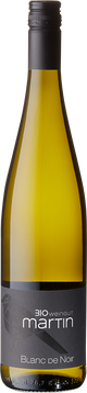 Helles Gelb mit Rosa Touch
In der Nase eine Mischung aus würzigem Apfel, saftiger, frischer Birne und Mirabellen. Dazu gesellen sich exotische Ananas und etwas Eisbonbon mit einem würzigen Anklang an frische Mandeln. 
Im Mund sehr weich mit leichtem Moussieren und milder Säure. Die milde Süße verleiht dem Wein Volumen und sorgt für einen vollen fruchtigen Eindruck am Gaumen. Hier zeigen sich etwas Melone und Ananas, die mit der Süße langsam im Nachhall verblassen.

Frischer, im positiven Sinne unkomplizierter Blanc de Noir mit leichter Süße und sehr viel Trinkfluss. 
 
Zum leichten Caprese Salat oder zum Garnelencocktail ein unkomplizierter Begleiter.