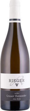 Schon die Farbe glänzt in opulentem Kupferton. Ein tiefgründiger
würziger, mineralischer und sich verführerisch langsam
entwickelnder Duft. Papaya,reifer Pfirsich, Pflaumen, Karamel,
Blaubeeren, Maronencréme, Tonkabohne, Feuerstein und
geröstete Salzmandel. Das finessenreiche Aromenspiel setzt sich
am Gaumen fort und bietet dabei eine große Spannung von
Salzigkeit, Frucht, Saftigkeit und Schmelz.