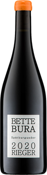 Pinotwürziger und wilder Auftakt in der Nase. Sauerkirschen, Fleischsaft, Pflaume, Cranberrys, Oregano und Zedernholz. Opulente Dichte und edles, mürbes Tannin am Gaumen. Großartige Spannung von Würze und Frucht. Extraktreicher, langer Nachhall mit Frische und Eleganz.