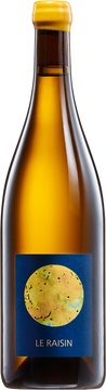 Für uns – die junge Generation des Weinguts – ist dieser Wein von Eindrücken und Ideen genauso geprägt wie von Vertrautem. Er erlaubt es uns, Neues zu entdecken und Altes zu festigen. Und dabei das Winzerhandwerk zu leben.



Hierbei steht eins im Fokus: die Rieslingbeere (frz. die Beere = le raisin). Ihre volle Kraft, vibrierende Säure und Apfel-Zitrus-Frucht.