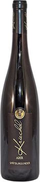 Im Glas zeigt dieser Spätburgunder ein helles rubinrot. Der Wein ist stark geprägt durch den Schieferboden seiner Lage. Trotz seiner Kraft besitzt er eine enorme Eleganz. Er ist ein sehr facettenreicher Burgunder, mit einem Duft von Roter Krische und Blaubeere sowie kräutrigen Noten wie getrockneten Weinbergkräutern. Röstaromen begleiten die ausgeprägten Pinot Noir-Noten mit kräuterigen, eher seltener balsamischer Würze wie Eukalyptus und einer wunderbaren Mineralität und Finesse.