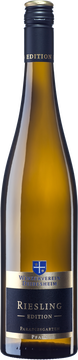 Ein Highlight-Wein für besondere Stunden. Komplex, Dicht und trotzdem fein und elegant. Das komplette Riesling Spektrum abgefüllt in einer Flasche. Gemäß unserer Leitidee 'Qualität vor Quantität' haben wir für Sie die anspruchsvolle RIESLING-EDITION ins Leben gerufen. Mit dieser Linie bieten wir Ihnen schon seit dem Jahrgang 1988 die besten Rieslingweine des jeweiligen Jahrganges. Weinberge ausgewählter Lagen, die mindestens 10 Jahre alt sind und deren Trauben ein Mostgewicht von über 90 Grad Öchsle erzielen müssen, sind die Grundlage für diese ausgezeichneten Weine. Diese Bedingungen ergeben die Garantie für absolute Spitzenweine, die den höchsten Ansprüchen gerecht werden.