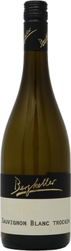 Deutlich grüne Noten bringt die Sensorik des Sauvignon Blancs mit sich. Ausschlaggebend hierfür sind die Thiol-Verbindungen, die sich je nach der Bearbeitung des Rebstocks unterschiedlich ausprägen. Dominierend ist das Aroma der grünen Paprika, welches mit den Noten von der Stachelbeere, Litschi und Kiwi fein harmoniert. Um den typischen Weincharakter dieser Rebsorte zu gewährleisten, werden die Trauben nachts bei Temperaturen unter 10 Grad Celsius geerntet und anschließend zehn Stunden auf der Maische gelagert. Erst dann folgt eine schonende Ganztraubenpressung und eine natürliche Sedimentation.