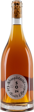 „Eine neue Art Wein - auf der Beerenhaut vergorener Sauvignon blanc höchster Güte. Seine fruchtig-kräutrige Aromen mit cremig-rauchigen Noten polarisieren. Dennoch macht er es einem leicht sich für diese "neue" Art Wein zu begeistern: Wine - unfiltered. Eine Geschmacksexpolsion erlebt man durchs Sturzdekantieren.

Maischegärung ohne Stilgerüst und langes feinhefelager im Barrique von fast über einem Jahr auf der vollen Hefe. Er ist unfiltriert und ungeschönt, trüb mit der Feinhefe auf Flasche gezogen worden. Er ist ein idealer Essensbegleiter und freut sich eine große Bandbreite an Gerichten von der Vorspeise bis zum Hauptgang zu begleiten. Dabei polarisiert er, macht es dem, der sich darauf einlässt, leicht sich von ihm zu begeistern. Ein Einstiegswein für eine neue Art von Wei- nen. Er vereint fruchtig-kräutrige Aromen mit cremig-rauchigen Noten. Eine Geschmacksexpolsion erlebt man durchs Sturzdekantieren.