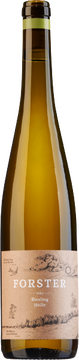 gradlinig & animierend, kraftvoll & dicht
Im Duft Feuerstein, Vulkan und Honig, am Gaumen dominieren kräuterwürzige und zartgliedrige Fruchtaromen (u. a. Apfel-schale und Aprikose, Bitterorange, Pomello, Physalis) und eine feine Feuersteinnote. Beflügelt von einer leicht salzigen Säure gleitet der Wein zartfruchtig und frisch über die Zunge. Im Abgang rollt er kompakt und straff in einem harmonischen Wechselspiel zwischen hell aufblitzenden Zitrusaromen & feingliedriger Fruchtsüße harmonisch aus.
Kai Brückner, moderne Topfologie