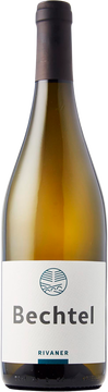 Unser Rivaner, auch bekannt als Müller Thurgau, erscheint rassig und modern mit typischem Muscat und blumigen Aromen. Leichte, frische Zitrusnoten, spritzig und sehr bekömmlich.
Durch eine kurze Maischenstandzeit lösen sich die Aromen aus den Beerenhäuten. Modern und ohne Säureabbau bleibt die ausgeprägte Aromatik wunderschön erhalten und verleiht dem Rivaner eine Frische, die nach mehr verlangt.

Die goldenen Trauben wachsen in Eglisau auf einem eher schwereren Boden mit hohem Ton Anteil. Dank diesem sehr nährstoffreichen Boden entwickelt sich eine sehr typische und ausgeprägte Aromatik.