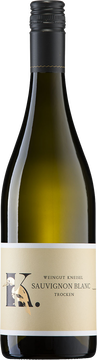 Unser trockener Sauvignon Blanc leuchtet in einem Goldgelb mit leicht grünlichen Reflexen im Weinglas. Im Duft kühl und sehr fein, mit klassischen Aromen von
Stachelbeeren, weissem Cassis, grüner Paprika, Würze und einem Hauch von Brennnessel. Im Geschmack ist dieser Weisswein sehr zugänglich mit einer filigranen animierenden Säure, Zitrusnoten, einer präzisen Exotik und Mineralik.