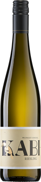Ein Weisswein, der mit seiner animierenden Restsüße und seiner fein ausbalancierten Säure wunderbar zugänglich ist und oft von Weinkennern, im positiven Sinne, als „Erwachsenen-Limonade“ bezeichnet wird. Im Duft fruchtig und reif, mit saftigem Steinobst. Im Mund dann eine schöne reife Frucht, eine dezente Restsüße mit einer trinkanimierenden Säure, die schnell nach einer weiteren Flasche KABI verlangt.