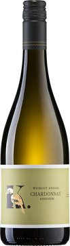 Unser trockener Chardonnay Asselheim zeigt sich in einem strahlenden 
Goldgelb mit grünen Reflexen und überzeugt mit einem sehr aromatischen, fruchtigen und 
würzigen Duft. Feine Vanille- und Holzaromen, Hefe, Stachelbeeren und Holunder bilden ein
cremiges, würziges und mineralisches Aroma. Im Geschmack ist unser Chardonnay vielschichtig 
und komplex. Ein kräftiger Weißwein, der vollmundig schmeckt und Noten von Vanille, Kokos und 
Mirabelle aufweist. Eine animierende Säure rundet das Geschmackserlebnis ab. Der Chardonnay 
Asselheim passt hervorragend zu kräftigen Speisen wie Schweinefleisch, Lamm und Käse. Ein
 Wein für alle, die das Besondere suchen und sich von der Komplexität und Intensität dieses 
Weines verzaubern lassen möchten.