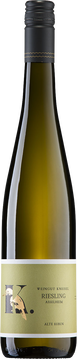 Unser trockener Chardonnay Asselheim zeigt sich in einem strahlenden 
Goldgelb mit grünen Reflexen und überzeugt mit einem sehr aromatischen, fruchtigen und 
würzigen Duft. Feine Vanille- und Holzaromen, Hefe, Stachelbeeren und Holunder bilden ein
cremiges, würziges und mineralisches Aroma. Im Geschmack ist unser Chardonnay vielschichtig 
und komplex. Ein kräftiger Weißwein, der vollmundig schmeckt und Noten von Vanille, Kokos und 
Mirabelle aufweist. Eine animierende Säure rundet das Geschmackserlebnis ab. Der Chardonnay 
Asselheim passt hervorragend zu kräftigen Speisen wie Schweinefleisch, Lamm und Käse. Ein
 Wein für alle, die das Besondere suchen und sich von der Komplexität und Intensität dieses 
Weines verzaubern lassen möchten.