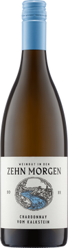 Der Bretzenheimer Chardonnay vom Kalkstein ist eine Selektion aus der Bretzenheimer Pastorei, wo auch der Lagenwein entsteht.

Die Pastorei ist geprägt von tertiären Sedimenten mit tonigem Kalkmergel. Der Wein wurde im 2.500-Liter-Hösch- Doppelstück aus Drittbelegung spontan und temperaturkontrolliert vergoren und reifte dort 9 Monate auf der Vollhefe.

Am Gaumen sorgt der Chardonnay für Druck, bleibt dabei aber fein und sinnlich mit eleganter Textur und einer druckvollen Säure. Neben der grünen Apfel- und Birnenfrucht profitiert der Chardonnay von knackigen Zitrusfrüchten und etwas grüner Ananas.

Bis ins Finale zeigt sich der Wein klar, frisch, präzise und elektrisierend mineralisch.