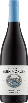 Die Trauben für den Kreuznacher Pinot Noir wurden von Hand gelesen und spontan vergoren. Der reduktive Ausbau erfolgte teilweise in neuen teils in gebrauchten 300-Liter- und 500-Liter-Fässern. Nach der Assemblage der Weine fand ein weiterer Ausbau im 40 Jahre alten Doppelfuder statt. Nach insgesamt 22 Monaten Reifung wurde er unfiltriert gefüllt.

Der Kreuznacher Pinot Noir 2020 präsentiert sich in einem leicht transparenten Rubinrot. Er bietet einen typischen Auftakt von leicht rauchigen und steinigen Elementen.

Am Gaumen zeigt er eine mundwässernde Saftigkeit, Salzigkeit und Frische in der roten wie schwarzen Beerenfrucht.

Das ist ein Spätburgunder mit Substanz, der aber jetzt schon vor allem mit etwas Luft für ein ausgeprägtes Trinkvergnügen sorgt.