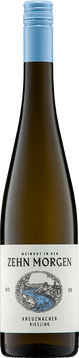 Die Riesling-Trauben wurden von Hand gelesen und in kleinen Gebinden ins Weingut gebracht, wo eine Ganztraubenpressung vorgenommen wurde. Der Riesling wurde anschließend im Edelstahl spontan und temperaturkontrolliert vergoren, um dann zunächst auf der Vollhefe und später auf der Feinhefe im Edelstahl zu reifen.

Der trockene Kreuznacher Riesling 2022 zeigt sich in einem hellen Strohgelb. Der Duft wird bestimmt durch helle Noten, die an grüne wie an gelbe Äpfel erinnern, an Reineclauden, Zitronen mit ein paar Spritzern Limette. Begleitet wird die Frucht von Gartenkräutern und steinigen Noten.

Am Gaumen zeigt sich eine große Eigenständigkeit. Der Kreuznacher Riesling ist auch hier hell und glockenklar. Amalfi- und Zedrat-Zitronen vermischen sich mit kalkigen Noten und Kräutern. Was hier begeistert, ist die cremige Textur, die an Lemon Curd erinnert und von einer präsenten zitrischen Säure gekontert wird. Das Finale ist geprägt von einem Wechselspiel zwischen einer feinen Süße reifer Früchte und einer Salzigke