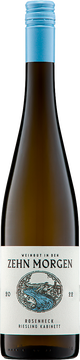 Die Rieslingtrauben wurden von Hand gelesen und in kleinen Gebinden ins Weingut gebracht, wo eine Ganztraubenpressung vorgenommen wurde. Der Riesling wurde anschließend im Edelstahl spontan vergoren, um dann zunächst auf der Vollhefe und später auf der Feinhefe im Edelstahl zu reifen.

Der hellgelbe Kreuznacher Rosenheck Riesling Kabinett 2022 duftet fein und lebendig. Im Vordergrund stehen Noten von einem saftigen Granny-Smith-Apfel und von reifen Zitronen. Die kühle Frucht wird begleitet von zarten weißen Blüten, Kräutern und mineralischen Noten.

Am Gaumen ist dieser Kabinett überaus lebendig und genau austariert zwischen Fruchtsüße und einer druckvollen zitrischen Säure. Auch hier ist der Riesling hell und klar mit seinen Aromen von gelbem und grünem Kernobst, Steinobst und Zitronen. Die gleichzeitige Präsenz von Süße, Säure und Salzigkeit sorgt beim Rosenheck für einen hohen Trinkfluss, der durch die große Saftigkeit im Finale noch verstärkt wird.