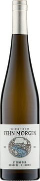 Der Riesling steht in einem Boden aus Terrassenschotter mit Sand und Lössbeimengungen. Der Riesling reifte 10 Monate lang auf der Feinhefe. Die Trauben wurden von Hand gelesen und in kleinen Gebinden ins Weingut gebracht, wo eine Ganztraubenpressung vorgenommen wurde. Der Riesling wurde anschließend im großen Holzfass spontan vergoren, um dann auf der Vollhefe zehn Monate lang zu reifen.

Der tiefgründige Boden sorgt für Volumen und eine reife Kern- und vor allem Steinobstfrucht. Im Duft wirkt der Wein geradezu cremig, was mit einer feinen Hefenote einhergeht. Dabei zeigt der Riesling zugleich eine dezent zitrische Note von reifen Pampelmusen und Kumquats sowie kandiertem Ingwer.

Am Gaumen kleidet der Wein den Mund mit einer wohlig reifen Frucht aus. Dabei faszinieren neben der reifen Frucht die hintergründige Säure und Steinigkeit, über die der Wein verfügt. Die Säure baut sich erst ganz langsam auf, bleibt gleichsam im Hintergrund und wird erst beim zweiten Schluck präsent. Dann aber prägt sie den Riesling