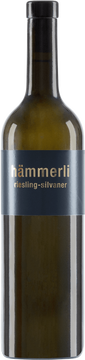 Helles Gelb. Klassisches, Bouquet mit Rosen- und Muskatdüften. Im Auftakt opulent mit Butterbirne und ausladenden gelbfruchtigen Noten. Sehr elegant und reintönig, mit nachhallenden Fruchtnoten. Die recht prägnante Restsüsse steht dem Wein ganz ausgezeichnet.