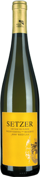 Aus einer der besten Lagen Hohenwarths mit einer extrem hohen Stockdichte von 8000 Reben pro Hektar bei sehr geringem Ertrag. Üppig, cremig, vielschichtiger Grüner Veltliner.