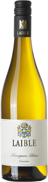 Im Bouquet  eine animierende Sauvignon-Aromatik nach Stachelbeeren und zart eingebundenen Holunderblüten mit einem Hauch frischer Kräuter. 
Im Gaumen dann ein dezentes aber animierendes Stachelbeer-Finale mit langanhaltender Holunder- und dezenter Cassisnote.