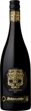 Rebzüchtung aus dem Burgund. Auf schwarzem Vulkanboden gewachsen. Salzig. Noten von Kräutern und Wildkirsche. Elegant, mit starkem Säurerückgrad. 
Zu Wild und kräftigen Fleischgerichten. Hervorragend auch zu Käse.