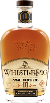Der Whiskey, mit dem alles bei WhistlePig begann. Dieser mehrfach ausgezeichnete 10 Jahre alte Rye Whiskey kam zustande, als eine Charge 10 Jahre alter Blending Whiskey vor ihrem unglücklichen Schicksal gerettet wurde – und das WhistlePig Distillery Team entschied, ihr ein neues Leben zu schenken.
Der Whiskey reift in amerikanischer Eiche auf der WhistlePig-Farm in Vermont, bevor er vor Ort abgefüllt wird. Er verkörpert den Geist von WhistlePig: kompromisslos rebellisch in seiner Neuerfindung von Roggenwhiskey