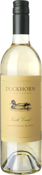 Die Trauben für diesen hauptsächlich aus Sauvignon Blanc bestehenden Wein, stammen von den besten Weinbergen an der Nordküste Kaliforniens. Der Sauvignon Blanc North Coast präsentiert sich reichhaltig und gleichzeitig elegant, der kleine Anteil Sémillon schenkt dem Wein noch mehr Tiefe, Komplexität und Geschmeidigkeit. In der Nase offenbart er verführerische Aromen von Zitronenverbene, kandierter Ananas, Limette und Honigmelone. Am Gaumen ist er seidig und mundfüllend, was unter anderem auf einige Monate Reife auf der Hefe zurückzuführen ist. Eine erfrischende Säure umrahmt die verlockenden Aromen von Zitrus- und tropischen Früchten und führt den Wein zu einem langen, konzentrierten Abgang.