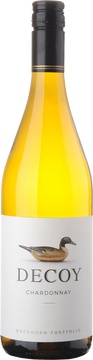 Die Reben dieses reinsortigen Chardonnays profitieren von warmen Tagestemperaturen und einem kühlenden Effekt durch den Abendnebel aus dem nahen Pazifik, was sich positiv auf die Frische des Weines auswirkt. Intensive Aromen von süssen Zitrusfrüchten, reifem Apfel und Pfirsich vermischen sich mit herrlichen Noten von Pudding und Vanille. Am Gaumen verführt dieser Weisswein mit saftigen Aromen von Zitrusfrüchten, Backgewürzen und einem Hauch von Vanille sowie einer angenehmen Säurestruktur.
