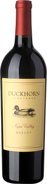 Inspiriert von einem Besuch in Bordeaux, produzierte Dan Duckhorn 1978 den ersten Jahrgang von Duckhorn Vineyards Napa Valley Merlot. Dieser Wein, der die Weinberge und Top-Lagen des Napa Valleys hervorhebt, spiegelt die Vielfalt der diversen Appellationen des Tals wider. Die Cuvée mit einem kleinen Anteil Cabernet Sauvignon verleiht ihm eine bemerkenswerte Tiefe und Struktur sowie Merlot charakteristische Aromen von Schwarzkirsche, Pflaume und Gewürzen. In der Nase offenbart er lebendige Aromen von roten Johannisbeeren, reifen Pflaumen, schwarzen Himbeeren, Kirsche und süsslichen Backgewürzen, unterstrichen mit Noten von Teeblättern und Kakao. Am Gaumen reichhaltig, mit seidigen Tanninen und Aromen von reifen roten Beeren, gebackenem Kuchen und Feigenkompott, die in einem eleganten Finale enden.