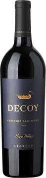 Dieser herrliche Cabernet Sauvignon zeigt üppige dunkle Fruchtaromen von Brombeere und Schwarzkirsche, mit Anklängen von Lavendel und rustikal herzhaften Gewürzen. Am Gaumen präsentieren sich reichhaltige dunkle Beerennoten, mit seidigen, feinkörnigen Tanninen und belebender Säure. Die intensiven Aromen hallen lange nach. Elegant strukturiert und makellos ausgewogen, ist dieser Wein der ultimative Ausdruck des Decoy Cabernet Sauvignons.