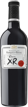 In der Tradition der Kellermeister von Jerez kennzeichnete der Önologe bestimmte Fässer mit den Buchstaben XR, weil er besondere Merkmale gefunden hatte, die in anderen nicht vorhanden waren.

Dieser XR wurde nie als solcher vermarktet, sondern war immer eine Referenz für den Meisterwinzer.

Dieser Brauch hielt sich fast ein Jahrhundert lang, zwischen den Ernten von 1869 und 1964. XR 2015, sein erster Jahrgang, ist eine Hommage an alle Meisterwinzer, die von Jean Pineau bis heute dazu beigetragen haben, einen Teil der großen Geschichte des spanischen Weins zu schreiben. in Marqués de Riscal

Auge : Intensive schwarz-kirschrote Farbe mit guter Farbtiefe und kaum Entwicklungsspuren.

Nase : Sehr Sehr ausdrucksstarke Aromen in der Nase mit Noten von Lakritz, Zimt und schwarzem Pfeffer, mit Ein subtiler Hinweis auf den langen Ausbau im Fass, dank seiner großen Komplexität und reifen, konzentrierten Frucht. Frucht.

Mund : Frisch und leicht zu trinken, mit gutem Rückgrat und schönen, geschliffenen Tanninen. Der De