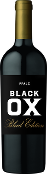 Black OX "Blood Edition" ist die Essenz, das Blut der Trauben - Limited Edition. Die 2018er Sonne trocknete ohne menschliches Handeln gesunde Trauben direkt am Stock und verwandelte sie in konzentrierte Perlen, aus denen das kostbare "Blood" am 10.10.2018 gewonnen wurde. Eine Chance, die man in Ausnahmejahren ergreifen muss - we did it!