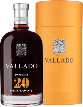 Die 1716 gegründete Quinta do Vallado ist eines der ältesten und bekanntesten Weingüter des Douro-Tals.

Es liegt am Ufer des Corgo, eines Nebenflusses des Douro, direkt an dessen Mündung und in der Nähe der Stadt Peso da Régua.

Die Quinta gehörte der legendären Dona Antónia Adelaide Ferreira und ist bis heute im Besitz ihrer Nachkommen.


Aroma : Reichhaltig in der Nase, geräucherte Vorschläge, verbindert die Noten von Nüssen mit
Zigarren.

Geschmack : Sehr rund im Mund, salbungsvoll und likoros, mit ziemlich Frische.

Service : Muss zwischen 15ºC und 17ºC serviert werden, erfordert keine Dekantierung. Kann mit Hartkäse, Vorspeisen oder Gebäck kombiniert werden.
