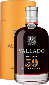 Die 1716 gegründete Quinta do Vallado ist eines der ältesten und bekanntesten Weingüter des Douro-Tals.

Es liegt am Ufer des Corgo, eines Nebenflusses des Douro, direkt an dessen Mündung und in der Nähe der Stadt Peso da Régua.

Die Quinta gehörte der legendären Dona Antónia Adelaide Ferreira und ist bis heute im Besitz ihrer Nachkommen.
Aroma: Sehr intensives und komplexes Aroma mit einem Hauch von Harz und kristallisierter Orange.

 

Geschmack:  Sehr konzentrierter Wein mit ausgezeichneter Struktur, sehr zitronig und mit einigen Honig- und Jodnoten. Nachgeschmack mit lebendiger Säure und seh