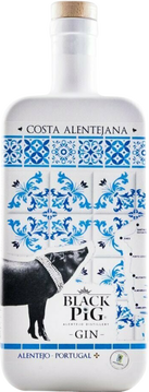 Der Gin da Costa Alentejana ist ein sinnliches Erlebnis, das das unermessliche Blau des Meeres, den goldenen Sand, die monumentalen Klippen und die weiten Panoramen einer Küste voller Farben und Aromen widerspiegelt.

Ein unglaubliches Küstengebiet, dessen Klima als Zufluchtsort für die Botanicals dient, die diesen Küsten-Gin inspirieren.

Der frische Zitrusgeschmack der Alentejo-Zitrone, der wilde aromatische Duft des Dünenwacholders und die zarte blumige Note des Rosmarins sind die Essenz dieses Gins.

Als Symbol für die Erhaltung, den Respekt und die Harmonie mit dem Ökosystem ist die "Pata Negra" die Flagge des Alentejo und repräsentiert ein Gebiet, in dem sie schon immer gelebt hat.

Diese perfekte Symbiose zwischen der Natur, der Alchemie der Aromen und dem Herstellungsprozess schafft einen ökologischen Kreislauf von der Ernte bis zur Flasche.

Mehr als ein Gin, ein Parfüm, diese Essenz, die Sie dazu bringt, die Augen zu schließen und diese zeitliche Reise zu machen, die Ihre Sinne weckt und Sie an die 