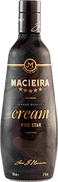 Macieira betritt die Kategorie der Liköre mit dem neuen Macieira Cream , durch eine Formel auf der Basis von Macieira Royal Spirit Brandy mit Noten von Kakao, Karamell und Kaffee, die ein intensives und süßes Aromaprofil begünstigen.

Dieses Produkt entstand aus einer einzigartigen Formel, die die Basis Macieira Royal Spirit mit einem weicheren, aromatischeren Profil kombiniert und so einen weichen, cremigen Likör schafft.

Auge: Hellbraun und cremig.

Nase: Intensives Aromenprofil mit charakteristischen Noten von Kakao, Karamell und Kaffee und einem subtilen Hauch von Weinbrand.

Mund: Am Gaumen treten die cremige Textur und der süße Geschmack hervor, die durch die Karamell-, Kakao- und Kaffeenoten und die Präsenz von Weinbrand ausgeglichen werden.

Speisenempfehlung: Für ein besseres Trinkerlebnis wird Eis empfohlen, er kann aber auch pur oder in Cocktails serviert werden.