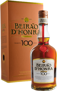 Die Quinta do Meiral in der zentralen Region Portugals ist der Hauptsitz von Licor Beirão und der Wohnsitz der Familie Redondo, die seit über 70 Jahren Eigentümer der Marke ist.

An den Hängen des Berges Lousã gelegen, werden auf den zwölf Hektar einige der Kräuter angebaut, die für die Herstellung dieses Likörs verwendet werden. Hier, im Meiral, stellt José Redondo täglich das Geheimrezept her, das er von seinem Vater geerbt und bei seiner Mutter gelernt hat, um den Likör herzustellen, der nach der Abfüllung in die ganze Welt verschickt wird.

Licor Beirão ist das Ergebnis der Leidenschaft dieser Familie und wird bereits in der dritten Generation hergestellt.
Er wird täglich hergestellt und ist die meistverkaufte Spirituose in Portugal.