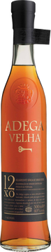 Adega Velha wird aus Wein mit DOC-Status (Denominação de Origem Controlada) hergestellt, der ursprünglich aus der abgegrenzten Region Vinho Verde stammt, einer Weinregion, die für ihre Mineralität, ihren Säuregehalt und ihre Ausgewogenheit berühmt ist und die Herstellung eines einzigartigen Brandys ermöglicht.

Alles beginnt in den Weinbergen der abgegrenzten Region Vinho Verde, wo die roten Trauben sorgfältig nach ihrem Säuregehalt und ihrem niedrigen Zuckergehalt ausgewählt werden, um einen leichten, ausgewogenen Wein zu erhalten. Dieser Wein wird dann einer doppelten Destillation in einem Charentais-Amboss unterzogen, der aus der Region Cognac in Frankreich stammt. Nach der Destillation reift der Weinbrand langsam in Eichenfässern aus dem Limousin, die ihm seine herrliche Bernsteinfarbe und sein reiches Bouquet verleihen.

Auge: Bernsteinfarben und klar im Aussehen.

Nase : Das Bouquet ist komplex und harmonisch und erinnert an den Duft von Beeren und Wildblumen.

Mund : Umgeben von einem zarten Geruchssin