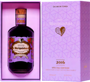 Diese Special Edition 2016 ist eine späte Ernte aus der Ginjal "A Matinha", die etwa zwei Jahre lang in gebrauchten Fässern für Likörweine gereift ist. Fruchtig mit kleinen Noten von mazerierten roten Früchten und einem Hauch von runder Schokolade, hat er einen langen, tiefen Abgang. Er passt gut zu kräftigen Käsesorten oder Klostersüßigkeiten, z.B. am Ende einer Mahlzeit. Er sollte in einem Ballonglas mit einer Temperatur von 18ºC serviert werden und etwa 10 Minuten vor dem Servieren atmen.