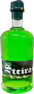 Steira Gin ist ein besonderer Gin, hergestellt von GIN.milla, der die Schönheit und den Geschmack der grünen Steiermark, dem grünen Herzen Österreichs, widerspiegelt. Dieser Gin wird aus ausgewählten, handverlesenen Kräutern und Botanicals hergestellt, die von den Hügeln und Wiesen der Steiermark stammen.

Der Steira Gin zeichnet sich durch seine erfrischende und komplexe Aromenpalette aus. Das Bouquet wird von frischen Kräutern wie Thymian, Salbei und Wacholder geprägt, die von einer subtilen Note von Koriander und Zitrusfrüchten begleitet werden. Die Kombination dieser Botanicals ergibt einen einzigartigen und unverwechselbaren Geschmack, der perfekt zu einem Gin Tonic oder einem klassischen Martini passt.

Aber nicht nur der Geschmack ist einzigartig, auch die Farbe des Steira Gins ist bemerkenswert. Durch die Verwendung von pflanzlichen Farbstoffen erhält der Gin eine leuchtende grüne Farbe, die an die grünen Wiesen und Wälder der Steiermark erinnert.

Steira Gin ist ein außergewöhnlicher Gin, der die Sch