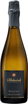 Zartes Grüngelb; in der Nase das feine Zusammenspiel von zitrischen Aromen und floralen Einflüssen. Am Gaumen zeigen sich Holunder, Weinbergspfirsich und ein Hauch Limette begleitet von einer eleganten Säurestruktur und einem zarten Schmelz. Die
kräftige Perlage unterstützt den frischen Gesamteindruck.