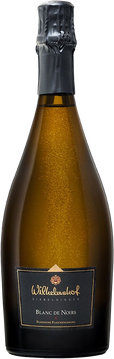 Zartes goldgelb im Glas; Expertise der DLG-Jury „kräftig duftend nach reifer Birne, Stachelbeere, Kiwi, etwas Pfirsich und Sternfrucht untermalt von Briochenoten; ausgeprägte elegante Perlage; am Gaumen zeigt sich eine cremige Säurestruktur mit viel Schmelz und Frucht im Finale.“