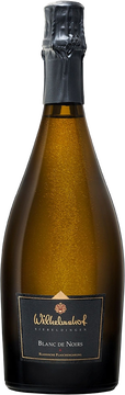 Zartes goldgelb im Glas; Expertise der DLG-Jury „kräftig duftend nach reifer Birne, Stachelbeere, Kiwi, etwas Pfirsich und Sternfrucht untermalt von Briochenoten; ausgeprägte elegante Perlage; am Gaumen zeigt sich eine cremige Säurestruktur mit viel Schmelz und Frucht im Finale.“