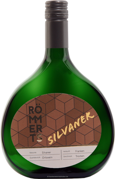 Der 22er Silvaner bleibt der Linie der modernen Klassik treu. Im Vordergrund steht wie immer Frische und Eleganz. Das Aromenspiel ist, Silvaner typisch nicht zu aufdringlich, saftige Mirabelle und eine grüne Hopfennote. Durch die hohe Reife im Jahrgang 22 ist er schön vollmundig und mild. Ein wundervoller Wein für jeden Anlass!