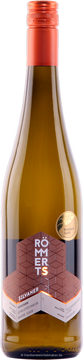 Auch im neuen Jahrgang kommt die einzigartige Charakteristik des Escherndorfer Lump zum Vorschein. Dieser Silvaner wächst an einem außergewöhnlichen Steilhang, mit hervorragenden Bedingungen. Und das schmeckt man mit jedem Schluck. Zarte Honigmelone in der Nase, dazu die typisch kräutrige Lumpnote. Diese schlanke Frucht entfaltet am Gaumen ihr volles Potential. Voller Kraft und Intensität wird hier deutlich wie besonders diese Lage ist!