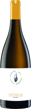 Die Müller Thurgau Trauben wachsen in den höher gelegenen, kühleren Parzellen am Waldrand auf Urgestein. Dies sorgt für eine steinige Mineralität, geniale Frische und Würzigkeit: Aromen von Limette, grüner Apfel, Weisser Pfeffer. Die Alten Rebstöcke sind Ertragsreduziert und von Hand selektiert. Die Spontane Gärung unterstreicht die Salzigkeit und Tiefe. Eben Urtypisch ausgebaut!
